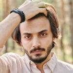 Mann mit vollem Haar nach einer Haartransplantation