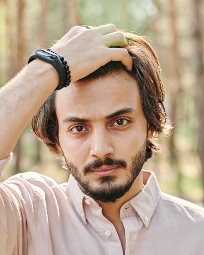 Mann mit vollem Haar nach einer Haartransplantation